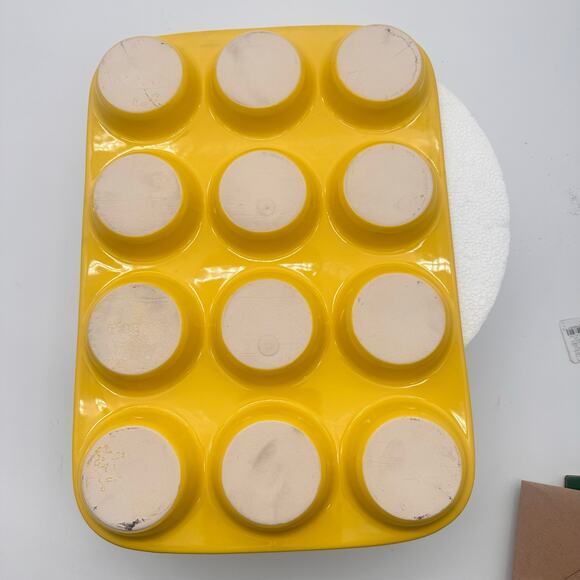 Enameled Cast Iron 12 Muffin Pan Yellow EUC heavy Non Stick cupcake pot mini pie - Picture 12 of 14